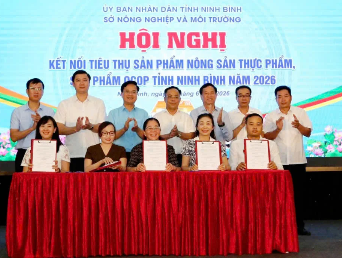 Lễ ký kết các biên bản về việc hỗ trợ tiêu thụ sản phẩm tại Hội nghị