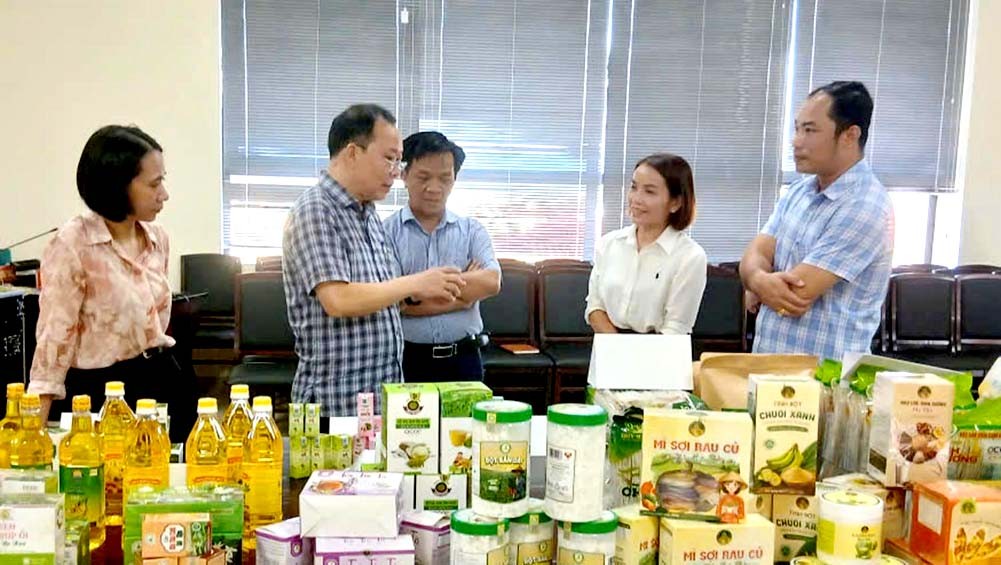 Các thành viên Hội đồng Bình chọn tham quan, đánh giá sản phẩm công nghiệp nông thôn tham gia bình chọn cấp tỉnh năm 2026 Các thành viên Hội đồng Bình chọn tham quan, đánh giá sản phẩm công nghiệp nông thôn tham gia bình chọn cấp tỉnh năm 2026