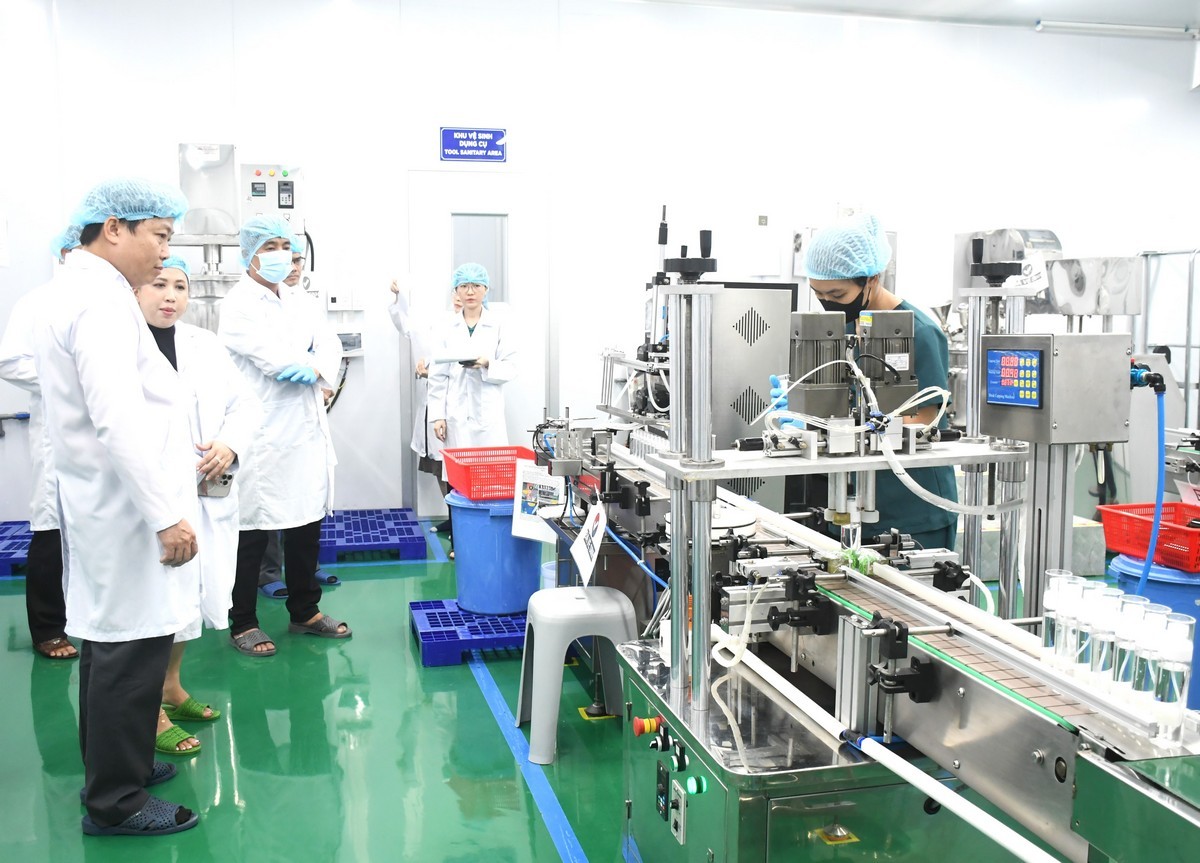Hệ thống các máy móc sản xuất sản phẩm từ dừa tại Công ty TNHH sản xuất thương mại quốc tế Beco. Hệ thống các máy móc sản xuất sản phẩm từ dừa tại Công ty TNHH sản xuất thương mại quốc tế Beco.