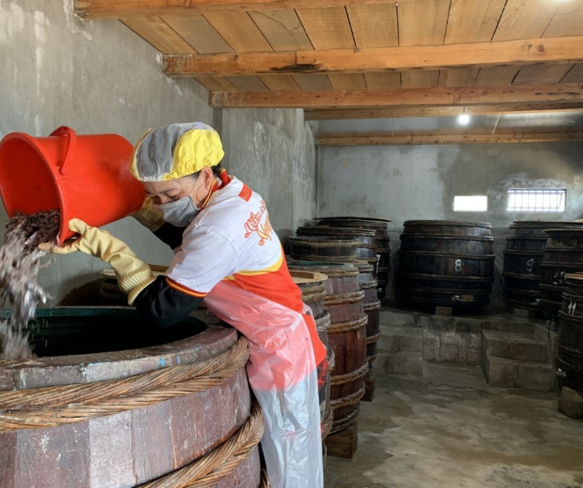 Hoạt động sản xuất tại cơ sở nước mắm truyền thống Mười Quý góp phần nâng cao giá trị đặc sản địa phương.