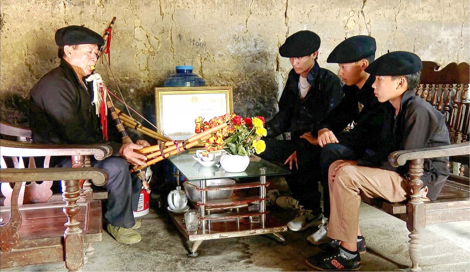 Nghệ nhân Ưu tú Vàng Chá Thào hướng dẫn học sinh thổi khèn Mông, truyền dạy kỹ năng và tình yêu văn hóa truyền thống cho thế hệ trẻ trên địa bàn xã Phố Bảng, tỉnh Tuyên Quang. Nghệ nhân Ưu tú Vàng Chá Thào hướng dẫn học sinh thổi khèn Mông, truyền dạy kỹ năng và tình yêu văn hóa truyền thống cho thế hệ trẻ trên địa bàn xã Phố Bảng, tỉnh Tuyên Quang.