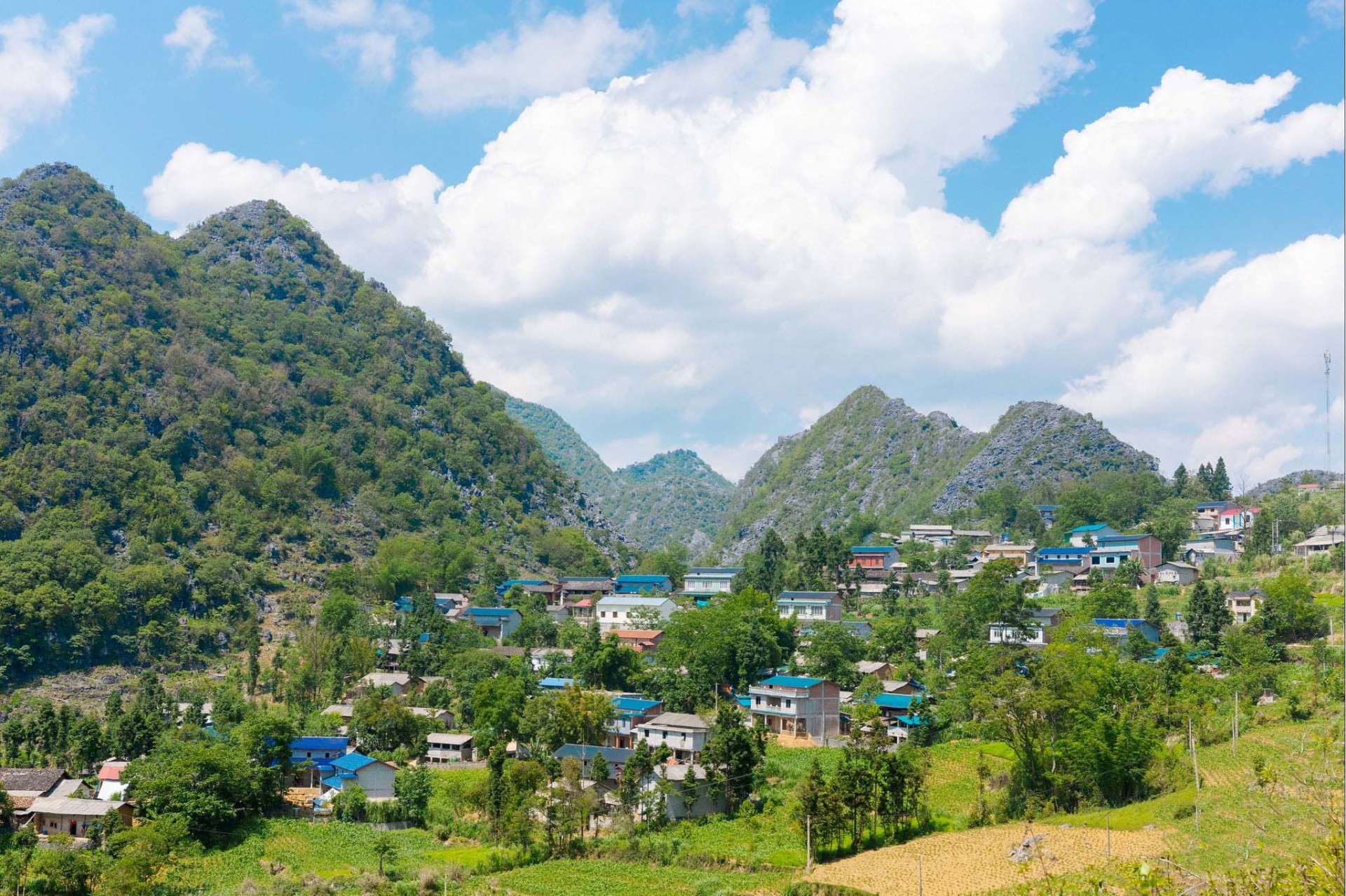 Toàn cảnh thôn Chúng Pả A, xã Phố Bảng nơi lưu giữ và truyền dạy nhiều giá trị văn hóa truyền thống của người Mông. Toàn cảnh thôn Chúng Pả A, xã Phố Bảng nơi lưu giữ và truyền dạy nhiều giá trị văn hóa truyền thống của người Mông.