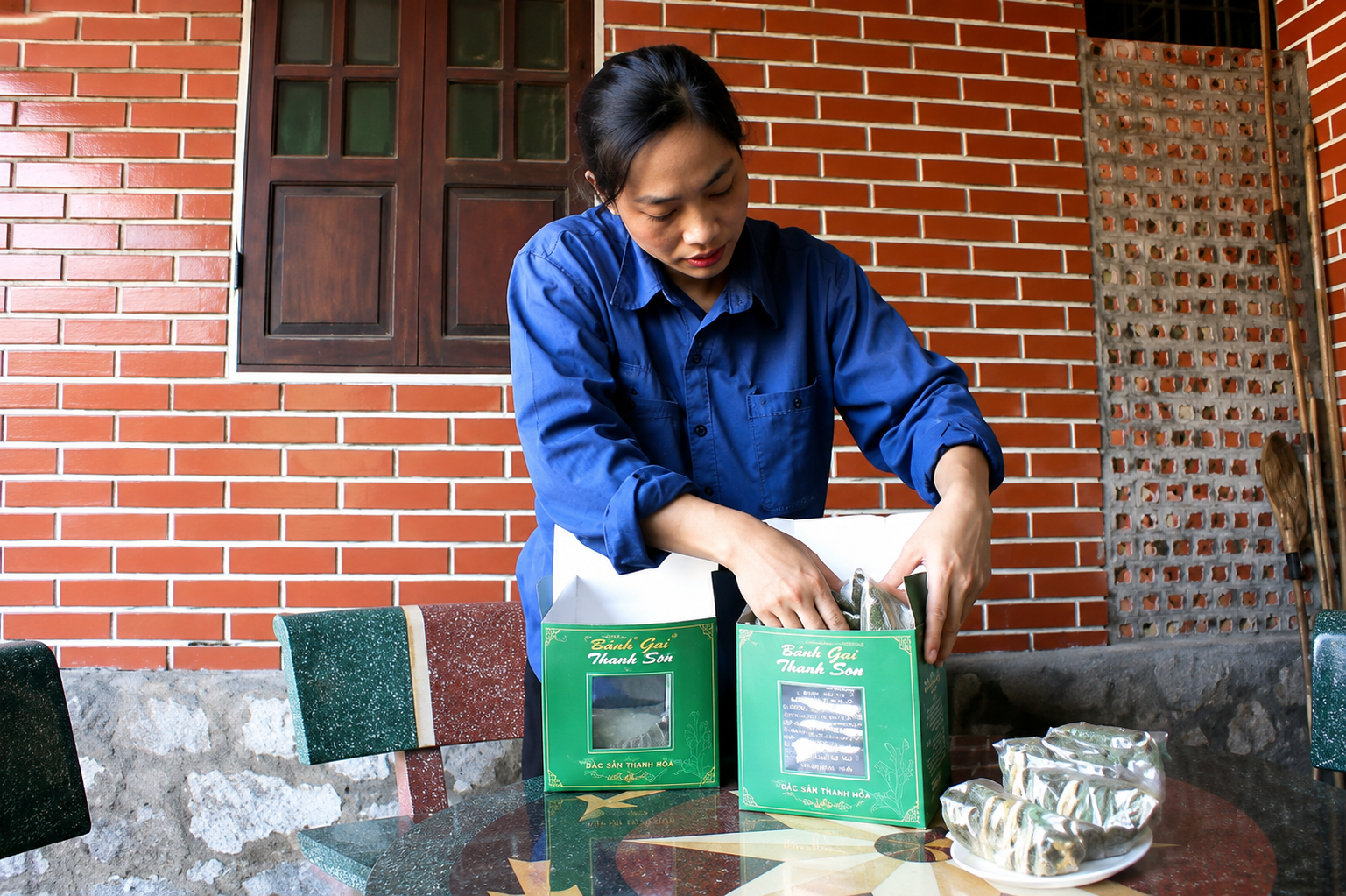Giám đốc Hợp tác xã Nông nghiệp và Chế biến nông sản Thanh Sơn (xã Thiện Tân) đóng gói sản phẩm bánh gai Giám đốc Hợp tác xã Nông nghiệp và Chế biến nông sản Thanh Sơn (xã Thiện Tân) đóng gói sản phẩm bánh gai