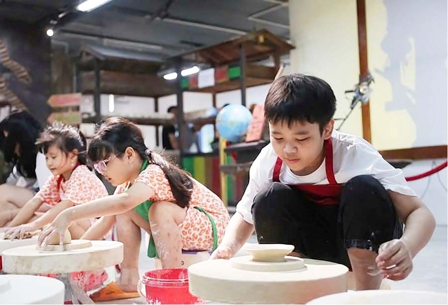 Trẻ em vui chơi, trải nghiệm tại làng gốm Bát Tràng. Ảnh: Làng gốm Bát Tràng Trẻ em vui chơi, trải nghiệm tại làng gốm Bát Tràng. Ảnh: Làng gốm Bát Tràng