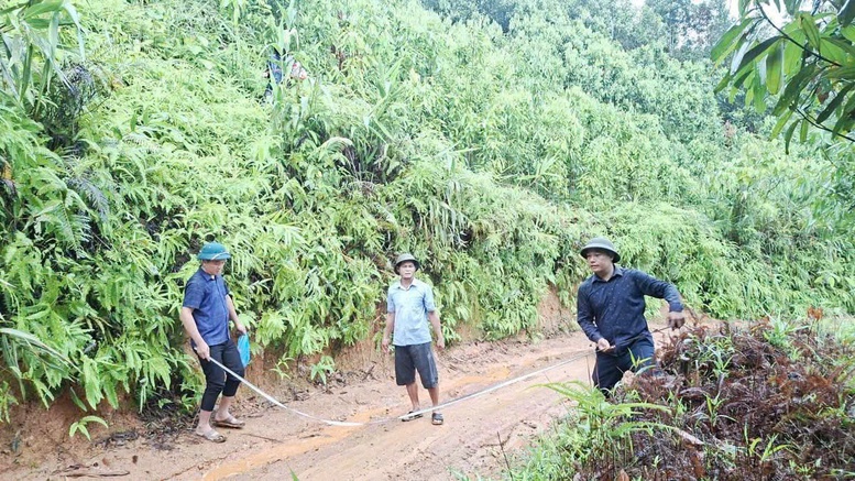 Hiến đất, chặt cây mở đường: Nghĩa cử đẹp của đồng bào vùng cao Hiến đất, chặt cây mở đường: Nghĩa cử đẹp của đồng bào vùng cao