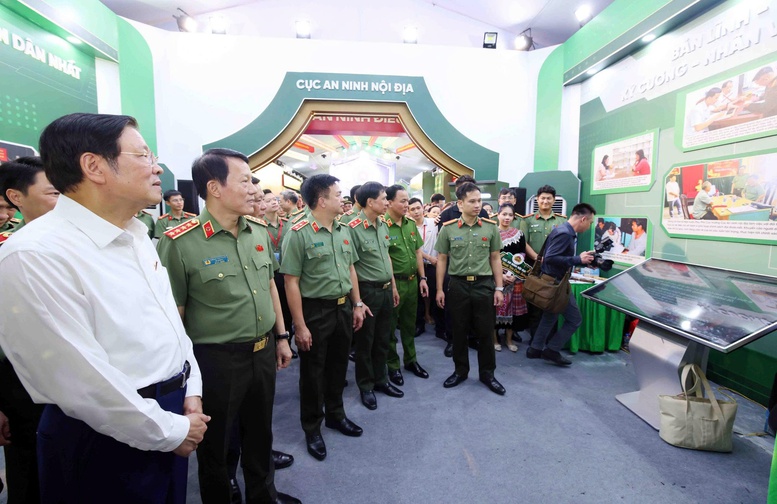 Gala 'Tổ quốc bình yên' - Bản trường ca nghệ thuật về lực lượng Anh ninh nhân dân Gala 'Tổ quốc bình yên' - Bản trường ca nghệ thuật về lực lượng Anh ninh nhân dân