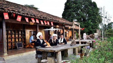 thiet ke goc check in ban dia de khach du lich quang cao mien phi cho hop tac xa