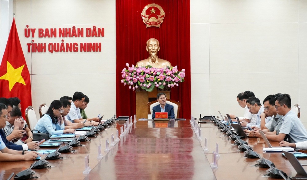 Đồng chí Bùi Văn Khắng, Phó Bí thư Tỉnh ủy, Chủ tịch UBND tỉnh, phát biểu chỉ đạo hội nghị.