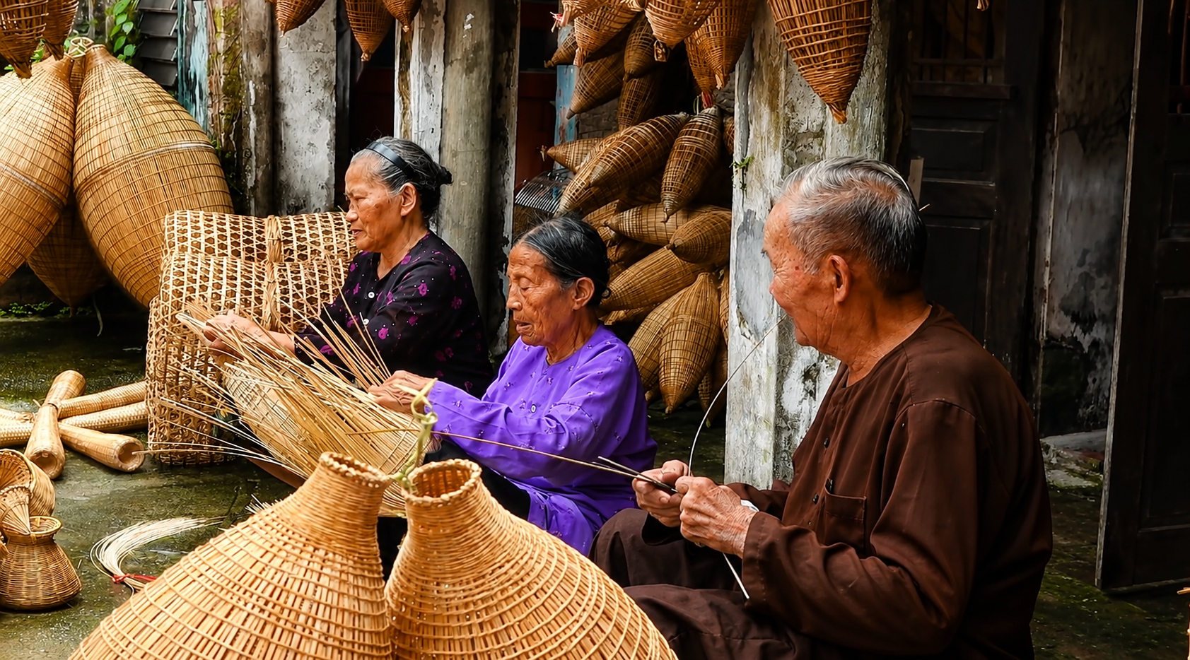 Ngôi nhà của nghệ nhân Lương Sơn Bạc luôn ngập tràn hương tre nứa và những sản phẩm đan lát truyền thống. Ngôi nhà của nghệ nhân Lương Sơn Bạc luôn ngập tràn hương tre nứa và những sản phẩm đan lát truyền thống.