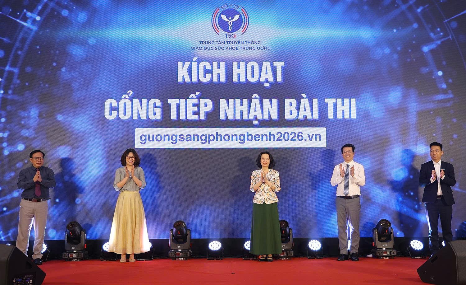 Các đại biểu thực hiện nghi thức kích hoạt cổng tiếp nhận bài thi