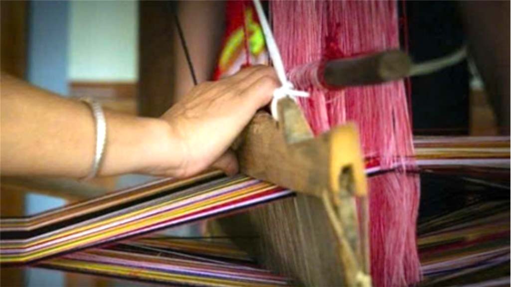 Người Thái tự tay kéo sợi, nhuộm màu và dệt trên khung cửi gỗ