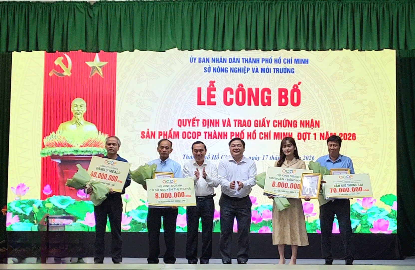 Ông Nguyễn Văn Đa (thứ ba từ trái qua) và ông Vũ Ngọc Đăng, Chi cục trưởng Chi cục Phát triển nông thôn TP.HCM (kế bên) trao giấy chứng nhận OCOP cho các chủ thể Ông Nguyễn Văn Đa (thứ ba từ trái qua) và ông Vũ Ngọc Đăng, Chi cục trưởng Chi cục Phát triển nông thôn TP.HCM (kế bên) trao giấy chứng nhận OCOP cho các chủ thể