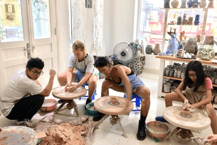 Thách thức của làng nghề truyền thống trước làn sóng chuyển đổi số và nhân lực trẻ Thách thức của làng nghề truyền thống trước làn sóng chuyển đổi số và nhân lực trẻ