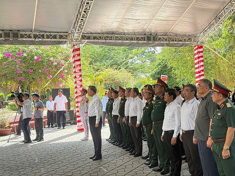 Tổng Bí thư, Chủ tịch nước Tô Lâm cùng đoàn công tác Trung ương đến dâng hoa, dâng hương và thăm, kiểm tra lực lượng đang làm nhiệm vụ tìm kiếm, quy tập hài cốt liệt sĩ tại Công viên Lê Thị Riêng Tổng Bí thư, Chủ tịch nước Tô Lâm cùng đoàn công tác Trung ương đến dâng hoa, dâng hương và thăm, kiểm tra lực lượng đang làm nhiệm vụ tìm kiếm, quy tập hài cốt liệt sĩ tại Công viên Lê Thị Riêng
