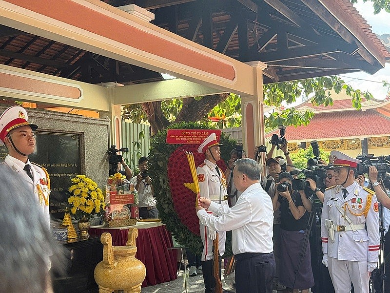 Tổng Bí thư, Chủ tịch nước Tô Lâm cùng các đại biểu dâng hương tại Bia tưởng niệm các Anh hùng liệt sĩ Tổng Bí thư, Chủ tịch nước Tô Lâm cùng các đại biểu dâng hương tại Bia tưởng niệm các Anh hùng liệt sĩ