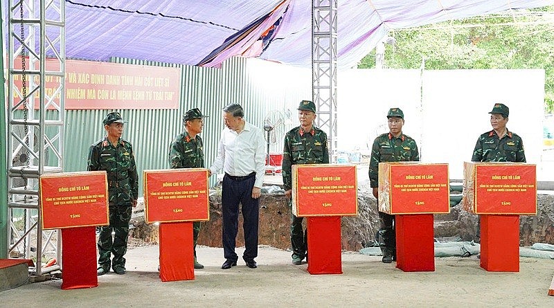 Tổng Bí thư, Chủ tịch nước Tô Lâm động viên, trao quà cho các lực lượng đang thực hiện nhiệm vụ tìm kiếm, quy tập và xác định danh tính hài cốt liệt sĩ. Ảnh: BTC Tổng Bí thư, Chủ tịch nước Tô Lâm động viên, trao quà cho các lực lượng đang thực hiện nhiệm vụ tìm kiếm, quy tập và xác định danh tính hài cốt liệt sĩ. Ảnh: BTC