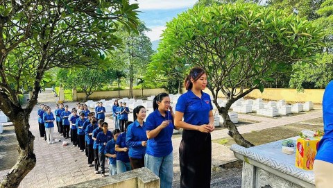 tuoi tre xa trung gia ra quan ve sinh moi truong tai cac nghia trang liet si