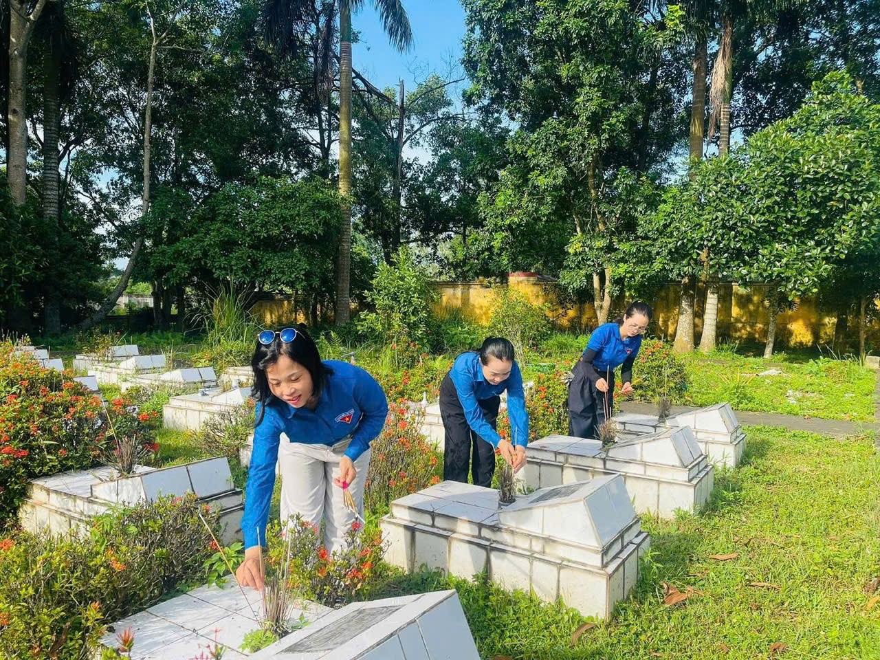 Đoàn viên, thanh niên xã Trung Giã tham gia quét dọn, nhổ cỏ, thu gom rác thải, phát quang bụi rậm, chăm sóc cây xanh và chỉnh trang khuôn viên tại các nghĩa trang liệt sĩ trên địa bàn xã Đoàn viên, thanh niên xã Trung Giã tham gia quét dọn, nhổ cỏ, thu gom rác thải, phát quang bụi rậm, chăm sóc cây xanh và chỉnh trang khuôn viên tại các nghĩa trang liệt sĩ trên địa bàn xã
