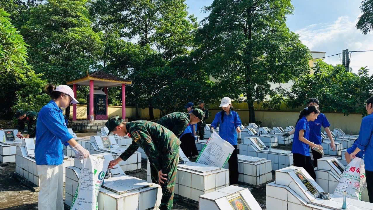Tuổi trẻ xã Trung Giã ra quân vệ sinh môi trường tại các nghĩa trang liệt sĩ Tuổi trẻ xã Trung Giã ra quân vệ sinh môi trường tại các nghĩa trang liệt sĩ