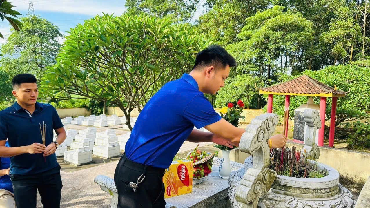 Tuổi trẻ xã Trung Giã ra quân vệ sinh môi trường tại các nghĩa trang liệt sĩ Tuổi trẻ xã Trung Giã ra quân vệ sinh môi trường tại các nghĩa trang liệt sĩ