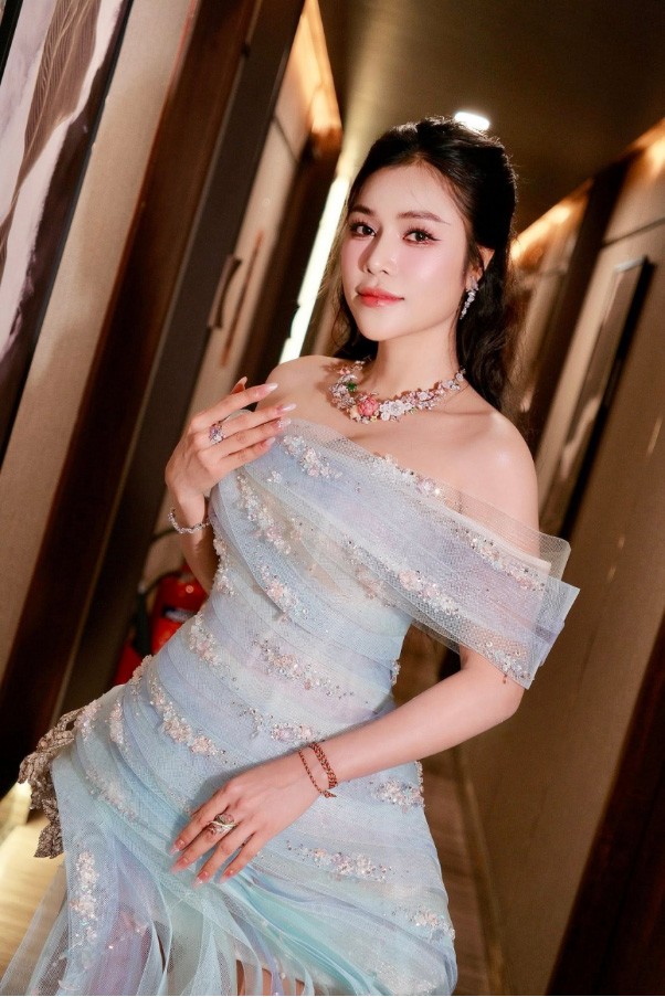 Ca sĩ Hồng Gấm: Đứng trên sân khấu chính là sứ mệnh cuộc đời mình!