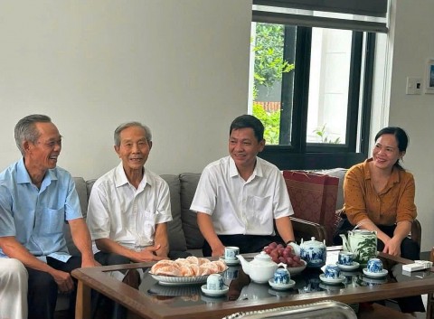 lanh dao xa soc son tham tang qua cac gia dinh chinh sach nguoi co cong voi cach mang the hien dao ly uong nuoc nho nguon nhan dip 2772026