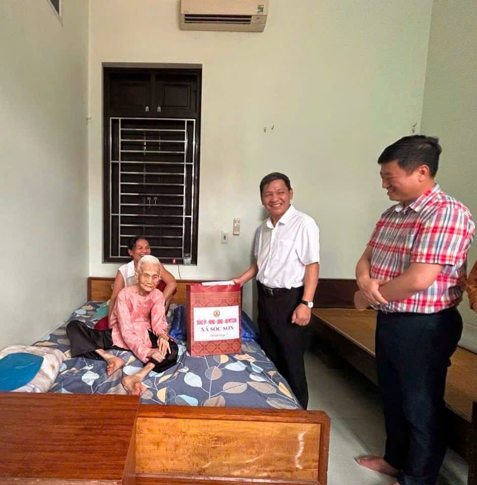 Lãnh đạo xã Sóc Sơn thăm, tặng quà người có công với cách mạng nhân dịp 27/7. Lãnh đạo xã Sóc Sơn thăm, tặng quà người có công với cách mạng nhân dịp 27/7.