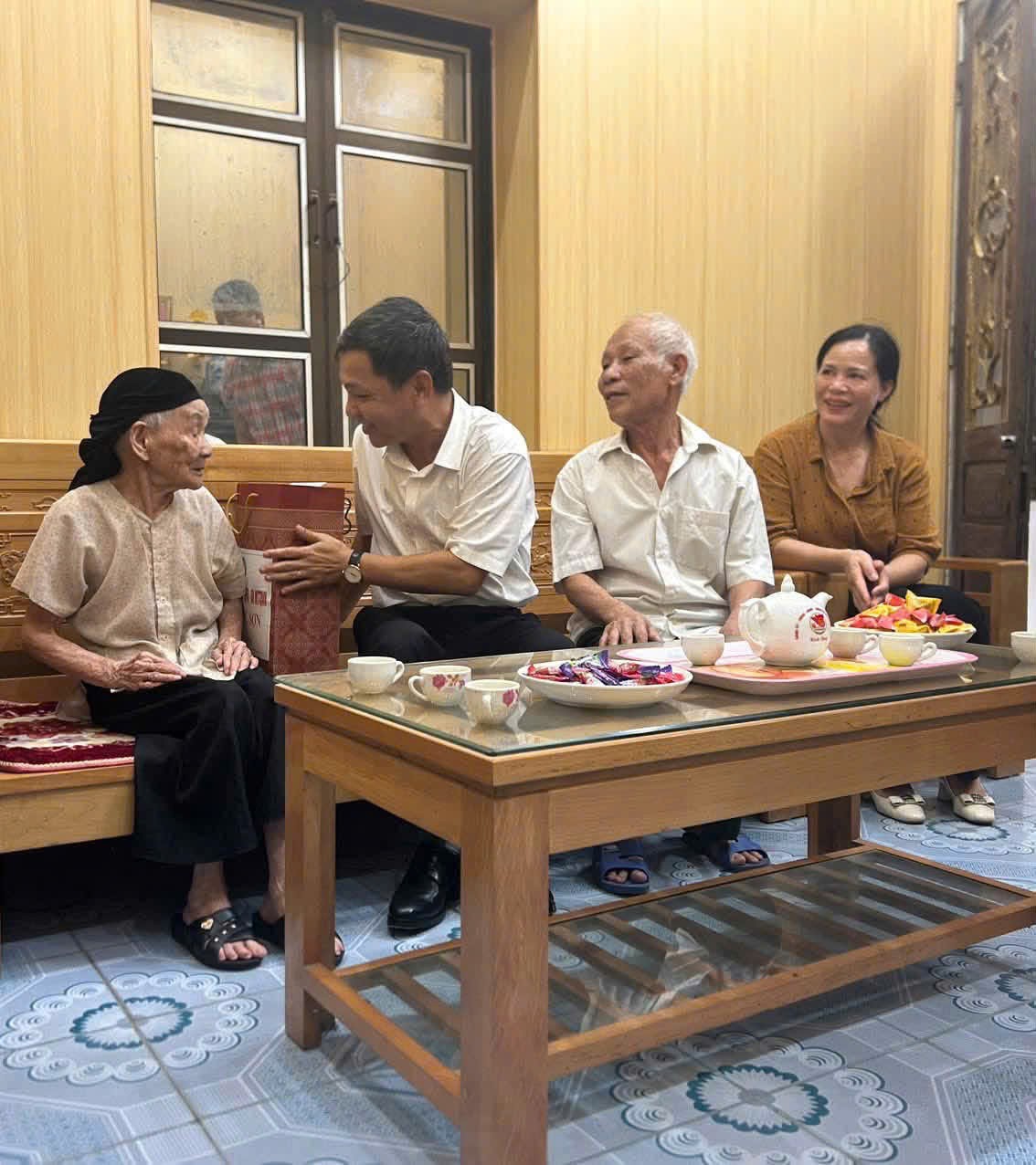 Lãnh đạo xã Sóc Sơn thăm, tặng quà các gia đình chính sách, người có công với cách mạng, thể hiện đạo lý “Uống nước nhớ nguồn” nhân dịp 27/7/2026. Lãnh đạo xã Sóc Sơn thăm, tặng quà các gia đình chính sách, người có công với cách mạng, thể hiện đạo lý “Uống nước nhớ nguồn” nhân dịp 27/7/2026.