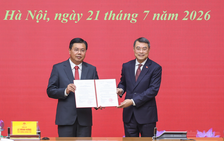 Thủ tướng trao quyết định giao Quyền Bộ trưởng Bộ Nội vụ và bổ nhiệm Thứ trưởng Thường trực Bộ Dân tộc và Tôn giáo Thủ tướng trao quyết định giao Quyền Bộ trưởng Bộ Nội vụ và bổ nhiệm Thứ trưởng Thường trực Bộ Dân tộc và Tôn giáo