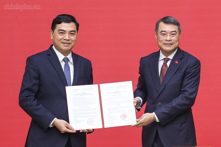 Thủ tướng trao quyết định giao Quyền Bộ trưởng Bộ Nội vụ và bổ nhiệm Thứ trưởng Thường trực Bộ Dân tộc và Tôn giáo Thủ tướng trao quyết định giao Quyền Bộ trưởng Bộ Nội vụ và bổ nhiệm Thứ trưởng Thường trực Bộ Dân tộc và Tôn giáo