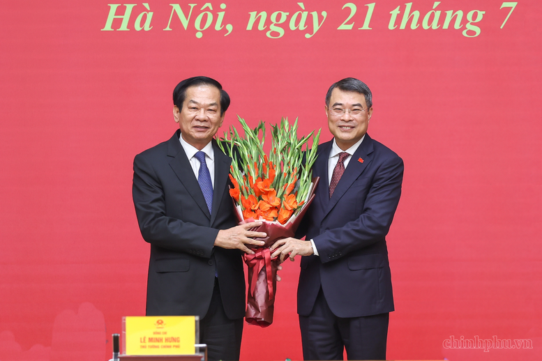 Thủ tướng trao quyết định giao Quyền Bộ trưởng Bộ Nội vụ và bổ nhiệm Thứ trưởng Thường trực Bộ Dân tộc và Tôn giáo Thủ tướng trao quyết định giao Quyền Bộ trưởng Bộ Nội vụ và bổ nhiệm Thứ trưởng Thường trực Bộ Dân tộc và Tôn giáo