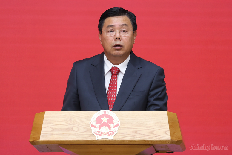 Thủ tướng trao quyết định giao Quyền Bộ trưởng Bộ Nội vụ và bổ nhiệm Thứ trưởng Thường trực Bộ Dân tộc và Tôn giáo Thủ tướng trao quyết định giao Quyền Bộ trưởng Bộ Nội vụ và bổ nhiệm Thứ trưởng Thường trực Bộ Dân tộc và Tôn giáo