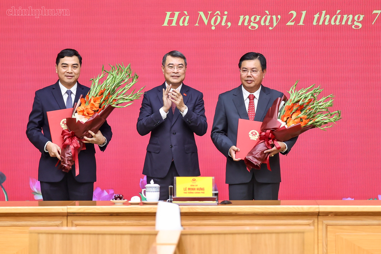 Thủ tướng trao quyết định giao Quyền Bộ trưởng Bộ Nội vụ và bổ nhiệm Thứ trưởng Thường trực Bộ Dân tộc và Tôn giáo Thủ tướng trao quyết định giao Quyền Bộ trưởng Bộ Nội vụ và bổ nhiệm Thứ trưởng Thường trực Bộ Dân tộc và Tôn giáo
