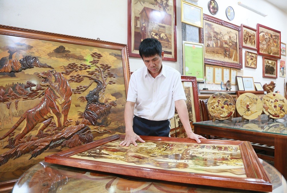 Hơn 40 năm gắn bó với nghề, Nghệ nhân Ưu tú Nguyễn Văn Hùng vẫn miệt mài sáng tạo những tác phẩm tranh ghép gỗ độc đáo.