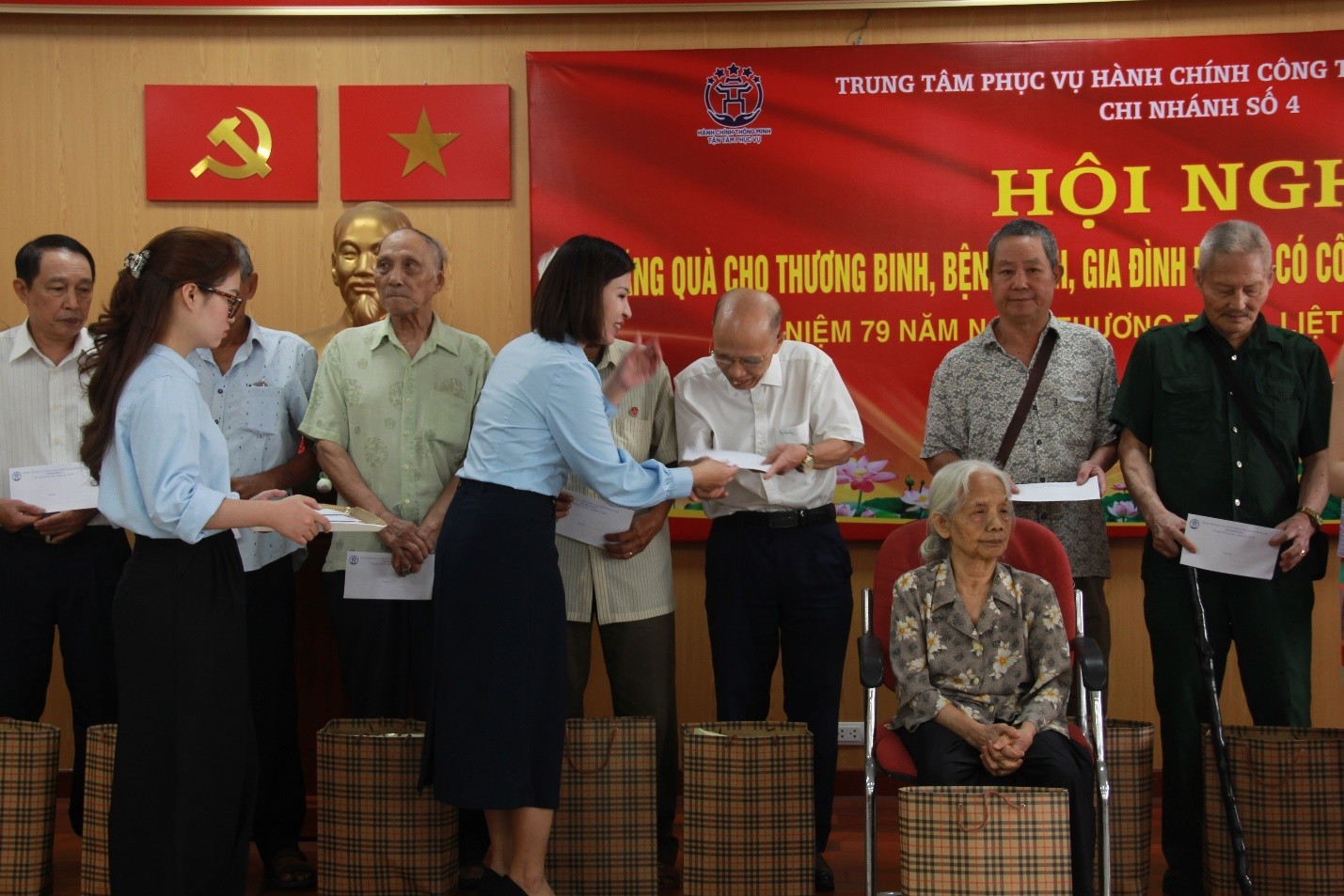 Tạp chí Làng nghề Việt phối hợp Chi nhánh số 4, Trung tâm Phục vụ hành chính công TP Hà Nội và các nhà hảo tâm trao quà tri ân người có công nhân Ngày Thương binh - Liệt sĩ 27/7.