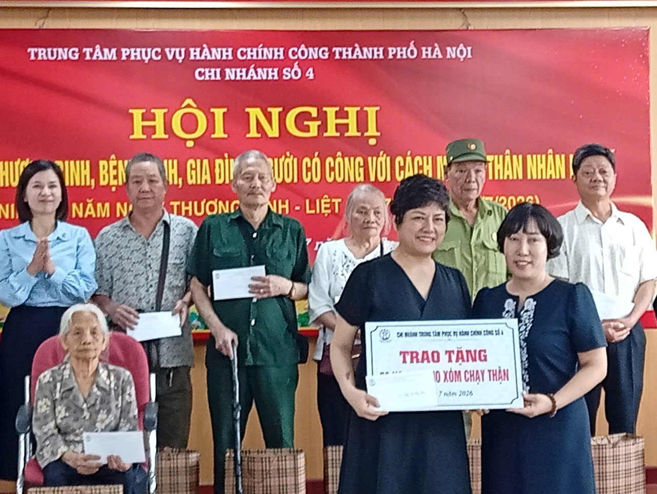 Tạp chí Làng nghề Việt phối hợp Chi nhánh số 4, Trung tâm Phục vụ hành chính công TP Hà Nội và các nhà hảo tâm trao quà tri ân người có công nhân Ngày Thương binh - Liệt sĩ 27/7.
