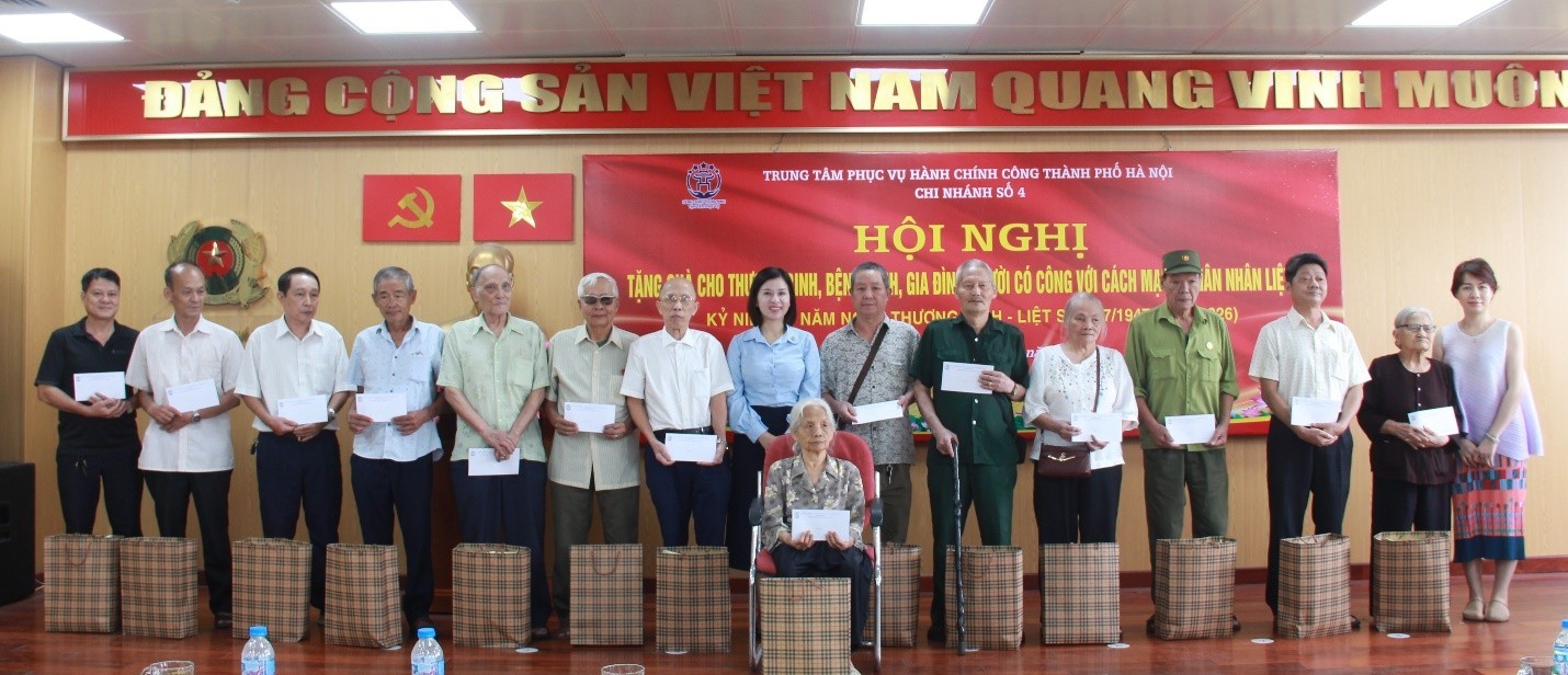 Tạp chí Làng nghề Việt phối hợp Chi nhánh số 4, Trung tâm Phục vụ hành chính công TP Hà Nội và các nhà hảo tâm trao quà tri ân người có công nhân Ngày Thương binh - Liệt sĩ 27/7.
