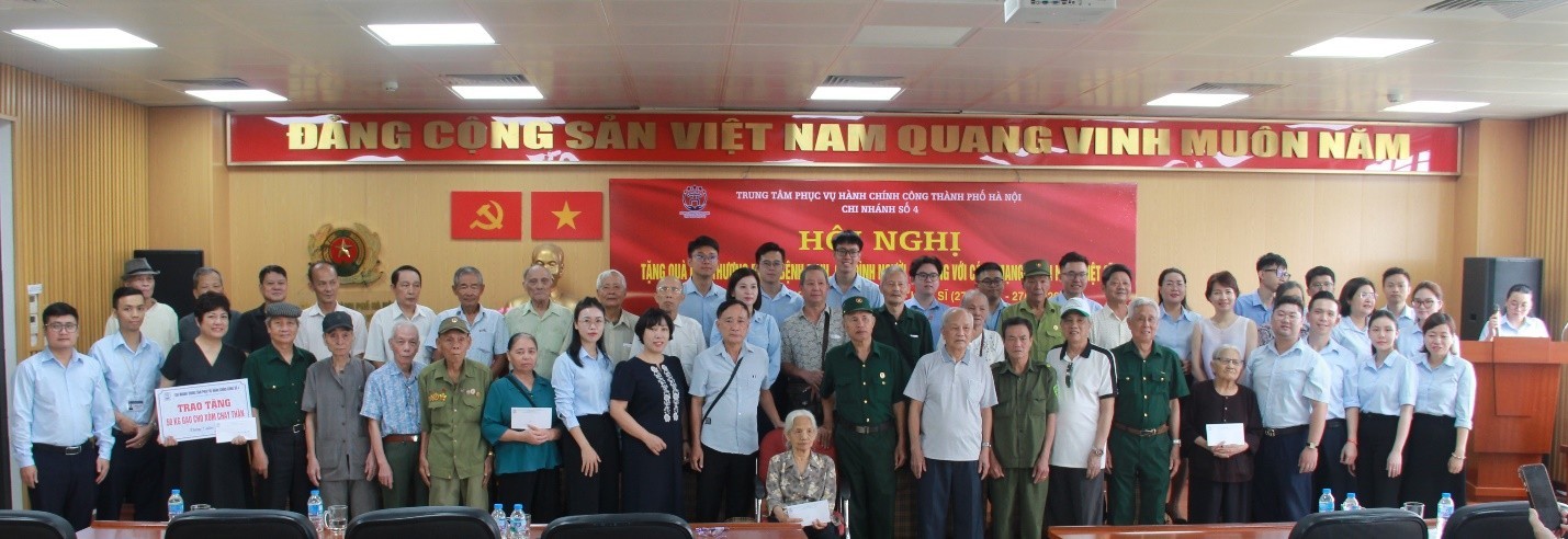 Tạp chí Làng nghề Việt phối hợp Chi nhánh số 4, Trung tâm Phục vụ hành chính công TP Hà Nội và các nhà hảo tâm trao quà tri ân người có công nhân Ngày Thương binh - Liệt sĩ 27/7.