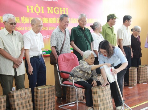 tap chi lang nghe viet phoi hop chi nhanh so 4 trung tam phuc vu hanh chinh cong tp ha noi va cac nha hao tam trao qua tri an nguoi co cong nhan ngay thuong binh liet si 277