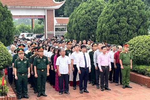 xa trung gia to chuc le vieng nghia trang liet si nhan ky niem 79 nam ngay thuong binh liet si