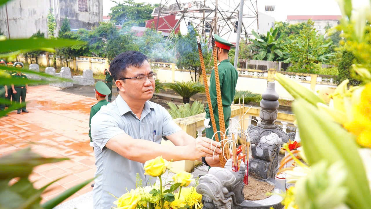 Các đại biểu thành kính thắp hương tại từng phần mộ liệt sĩ, bày tỏ lòng biết ơn sâu sắc đối với các Anh hùng liệt sĩ đã hy sinh vì Tổ quốc.