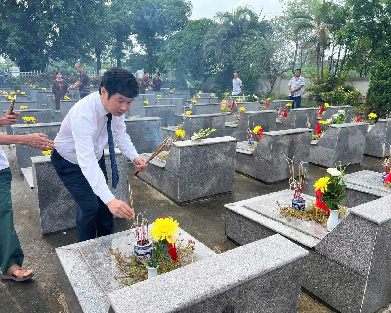 Xã Trung Giã tổ chức lễ viếng Nghĩa trang Liệt sĩ nhân kỷ niệm 79 năm Ngày Thương binh - Liệt sĩ