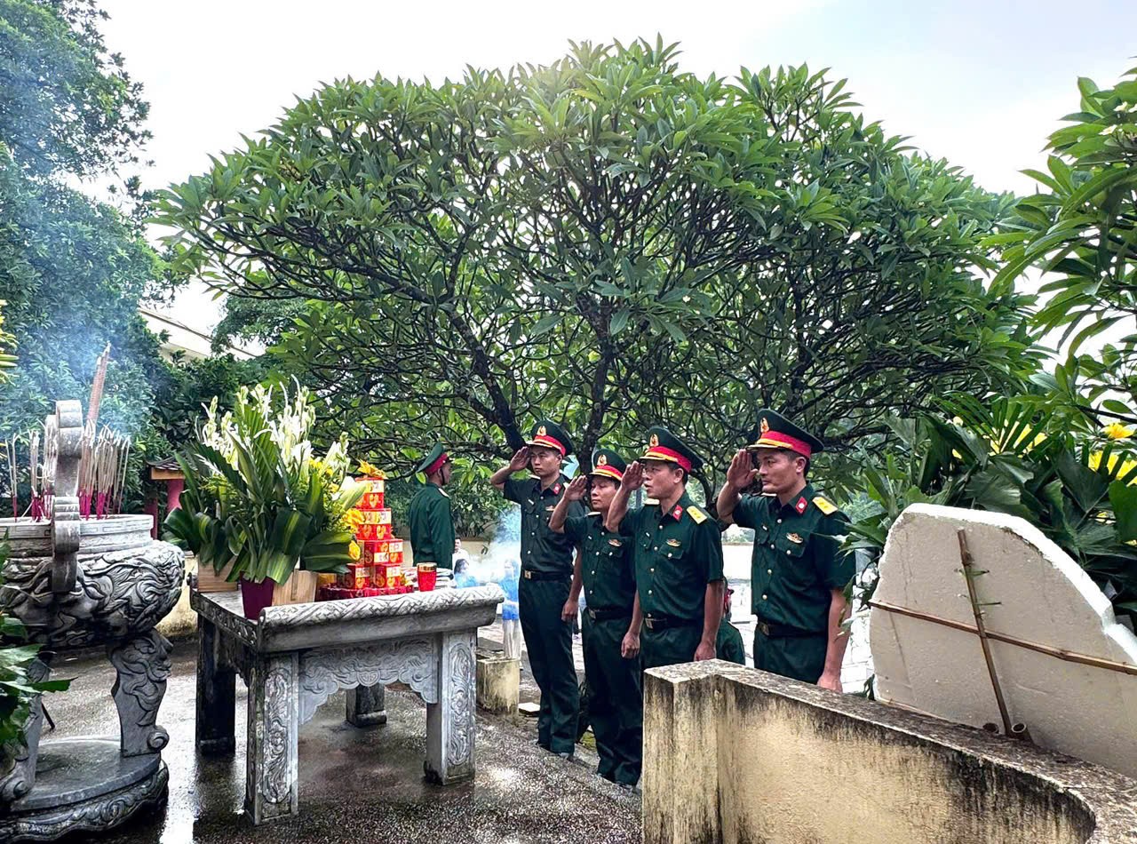 Xã Trung Giã tổ chức lễ viếng Nghĩa trang Liệt sĩ nhân kỷ niệm 79 năm Ngày Thương binh - Liệt sĩ