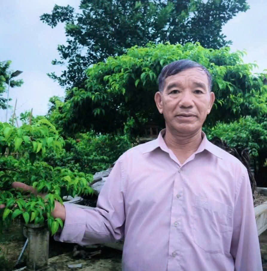 Ông Phùng Danh Hoạt ở Phú Hữu, Vật Lại, Hà Nội. 