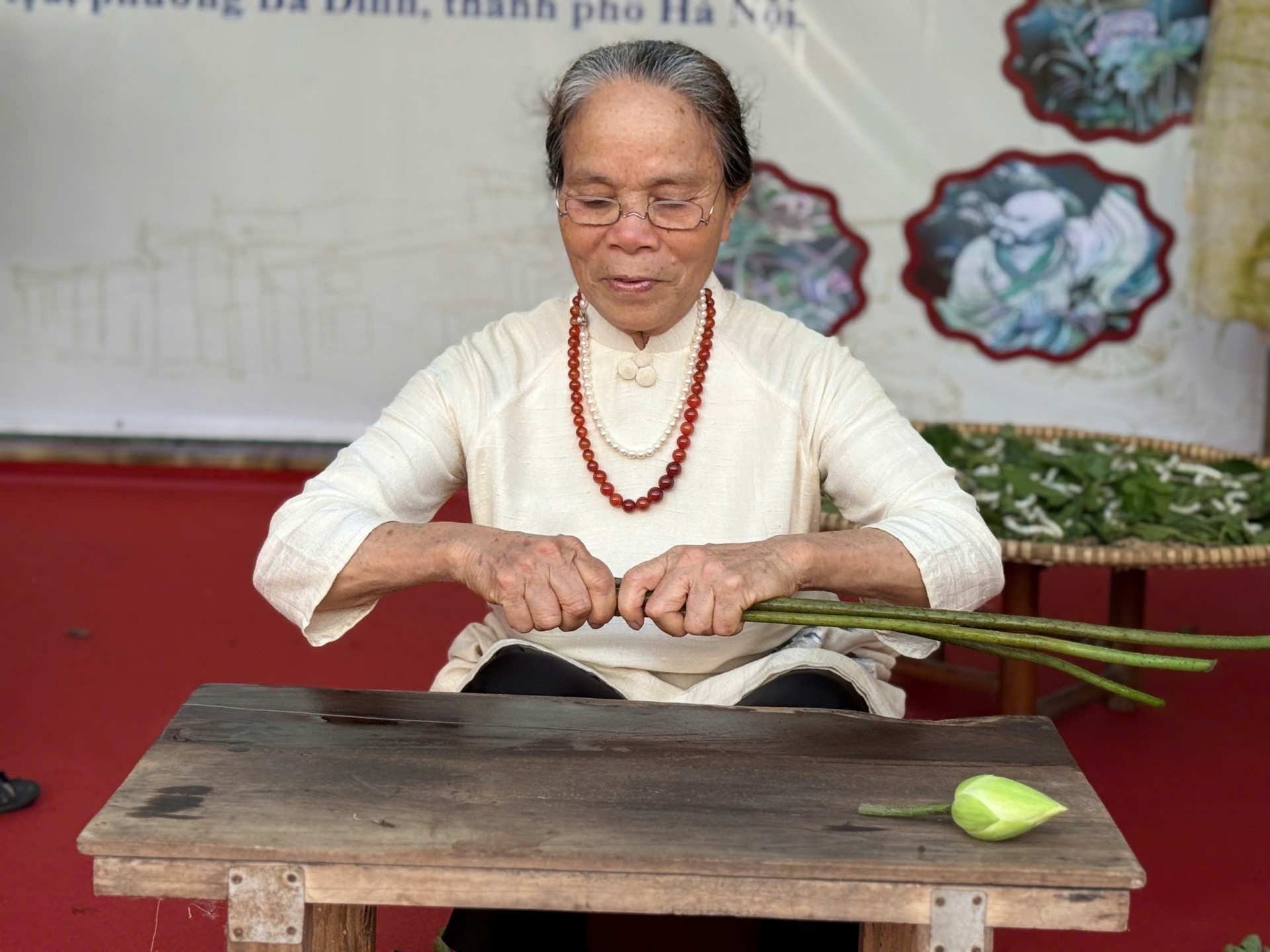 Nghệ nhân ưu tú Phan Thị Thuận sáng tạo sản phẩm mới trên chất liệu tơ sen và tơ tằm