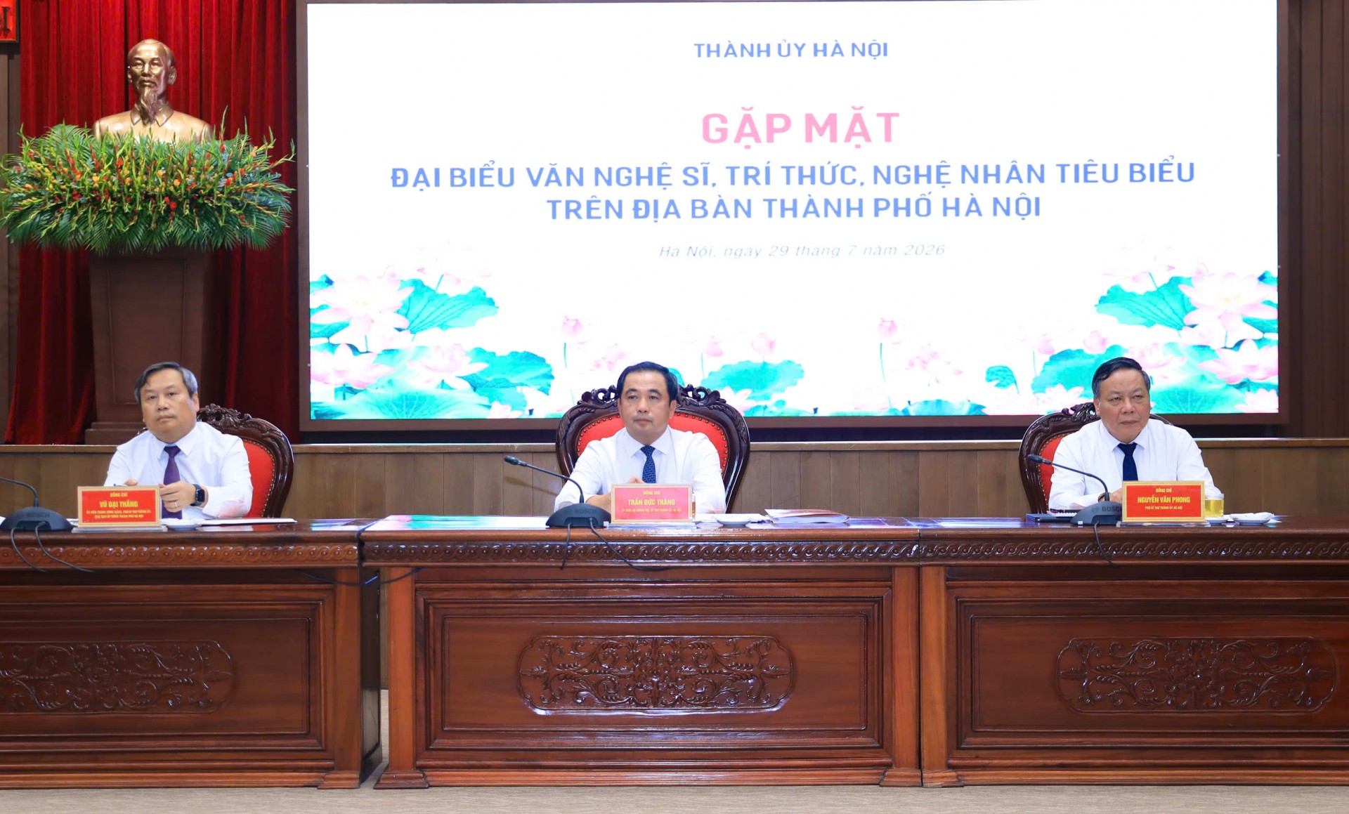 Bí thư Thành ủy Hà Nội Trần Đức Thắng; Chủ tịch UBND thành phố Hà Nội Vũ Đại Thắng và Phó Bí thư Thành ủy Hà Nội Nguyễn Văn Phong chủ trì buổi gặp mặt. Ảnh: Quang Thái Bí thư Thành ủy Hà Nội Trần Đức Thắng; Chủ tịch UBND thành phố Hà Nội Vũ Đại Thắng và Phó Bí thư Thành ủy Hà Nội Nguyễn Văn Phong chủ trì buổi gặp mặt. Ảnh: Quang Thái
