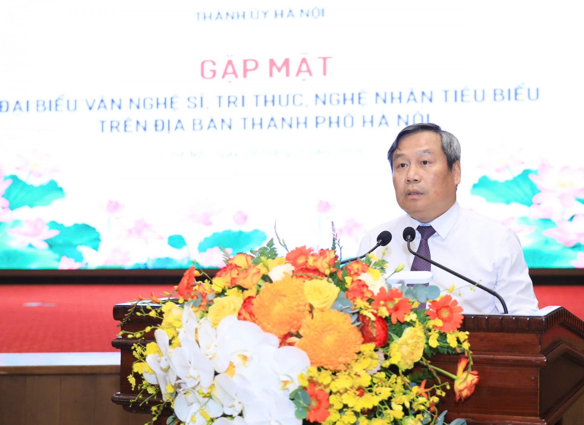 Chủ tịch UBND thành phố Hà Nội Vũ Đại Thắng báo cáo tóm tắt tình hình kinh tế - xã hội của thành phố trong 6 tháng đầu năm 2026. Ảnh: Quang Thái Chủ tịch UBND thành phố Hà Nội Vũ Đại Thắng báo cáo tóm tắt tình hình kinh tế - xã hội của thành phố trong 6 tháng đầu năm 2026. Ảnh: Quang Thái
