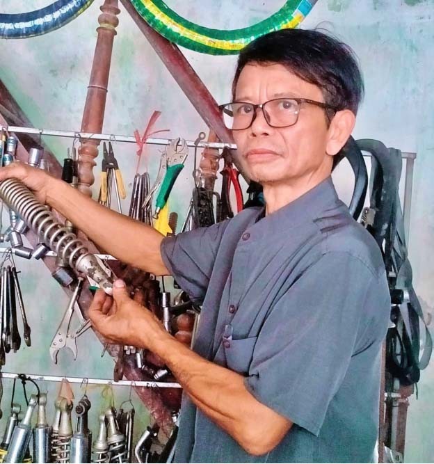 CCB Nguyễn Việt Hùng (SN 1966) ở Tiên Phong, Quảng Oai, Hà Nội. CCB Nguyễn Việt Hùng (SN 1966) ở Tiên Phong, Quảng Oai, Hà Nội.