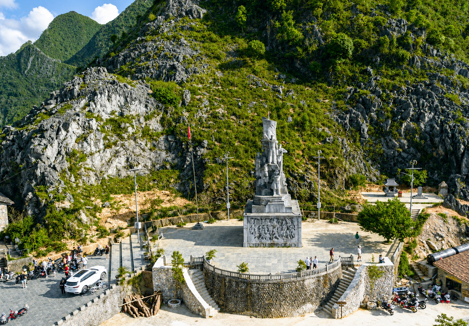 Cụm tượng đài Thanh niên xung phong mở đường Hạnh Phúc là công trình kỷ niệm tại tỉnh Tuyên Quang, tôn vinh những người mở đường và nằm gần khu vực đèo Mã Pí Lèng Cụm tượng đài Thanh niên xung phong mở đường Hạnh Phúc là công trình kỷ niệm tại tỉnh Tuyên Quang, tôn vinh những người mở đường và nằm gần khu vực đèo Mã Pí Lèng