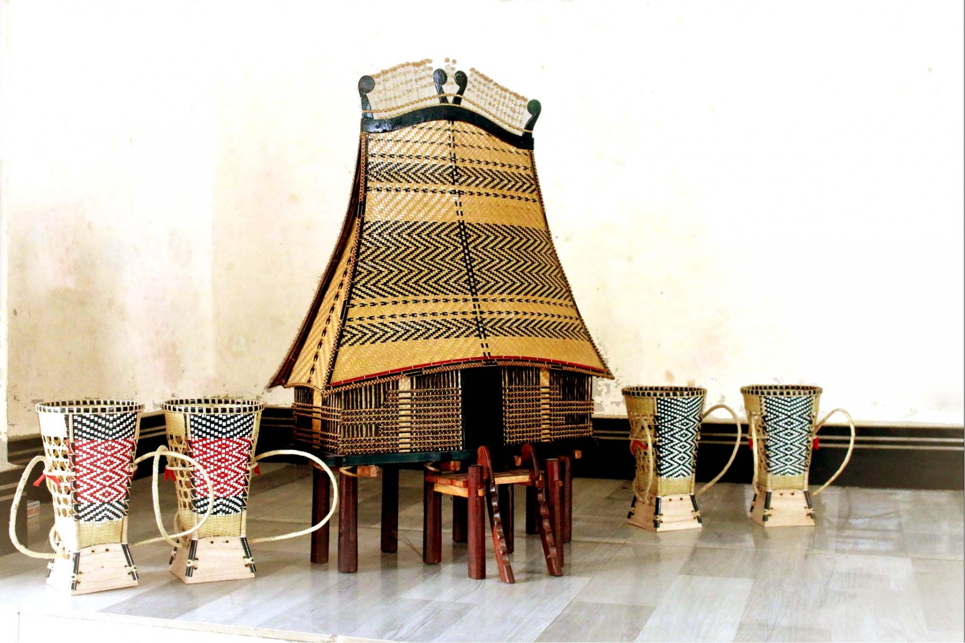 Nghệ nhân giữ gìn nghề đan lát truyền thống qua mô hình nhà rông thu nhỏ Nghệ nhân giữ gìn nghề đan lát truyền thống qua mô hình nhà rông thu nhỏ